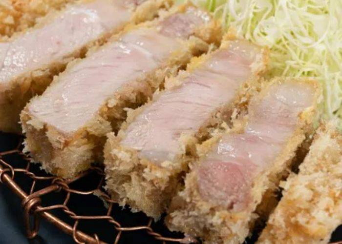 The juicy pork cutlets of Jukuseibuta Kawamura, slightly pink in the middle.